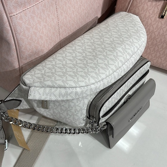 MICHAEL KORS
Maisie Large Logo 2-in-1 Sling Pack
Optic White/Silver
NWT - Picture 7 of 16